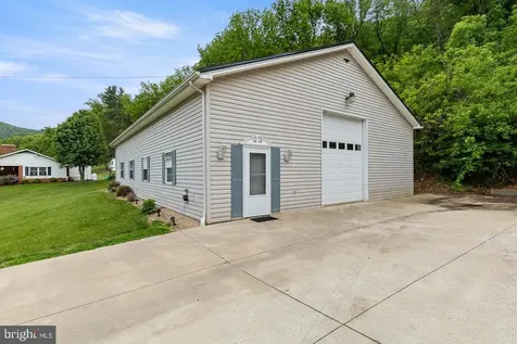 2586 Pine Grove Stanley VA 22851