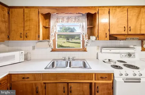 2275 Us Highway 211 W Luray VA 22835