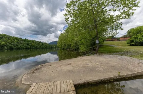 113 Dock Street Luray VA 22835