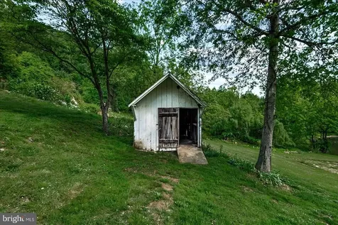 32 New Moon Lane Sperryville VA 22740