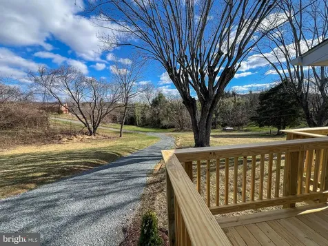 22 Hopewell Lane Sperryville VA 22740