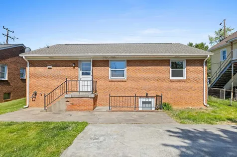 740 Sherwood Avenue Waynesboro VA 22980