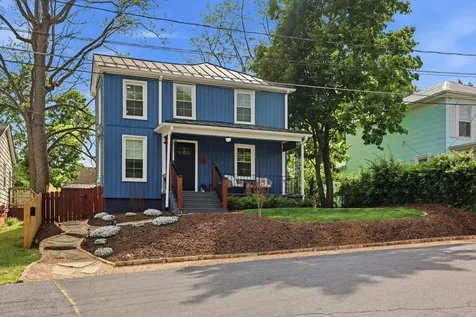 26 Dover Street Staunton VA 24401