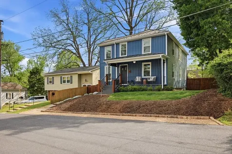 26 Dover Street Staunton VA 24401