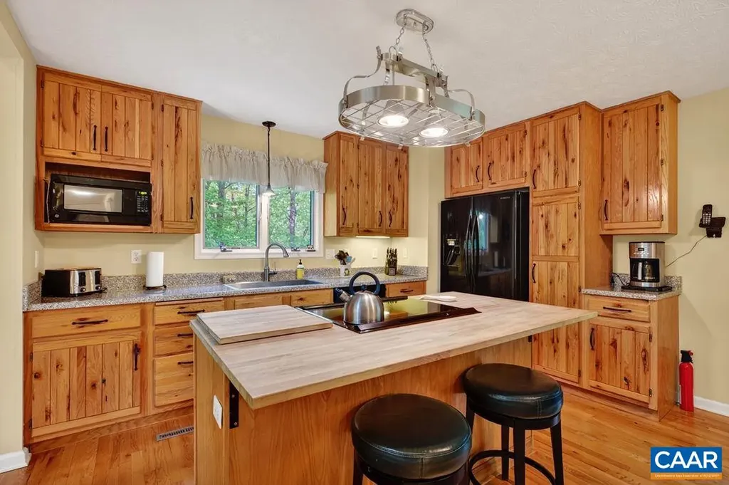 93 Honey Locust Lane Nellysford VA 22958