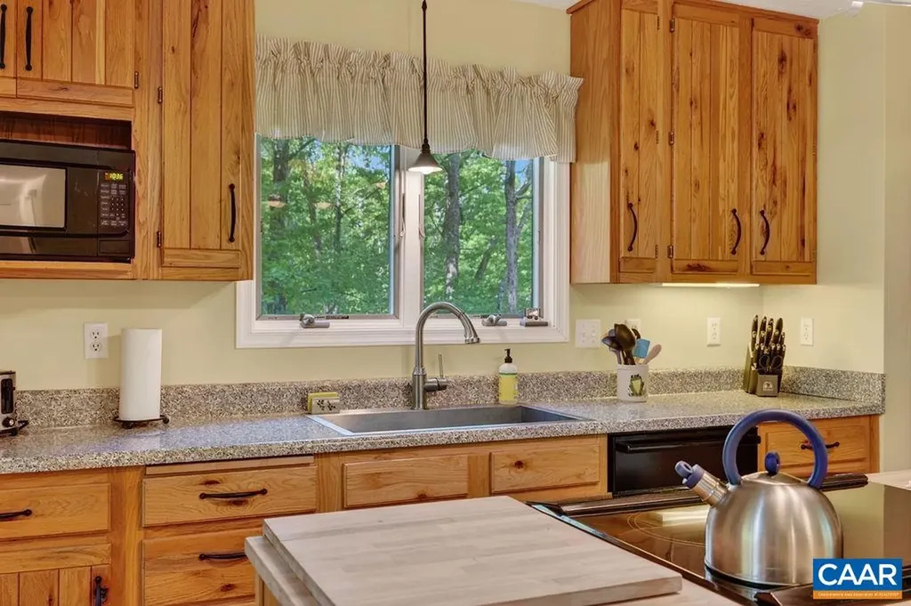 93 Honey Locust Lane Nellysford VA 22958