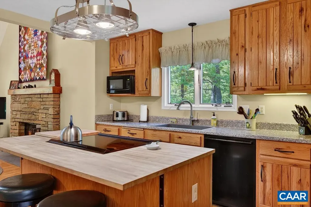93 Honey Locust Lane Nellysford VA 22958