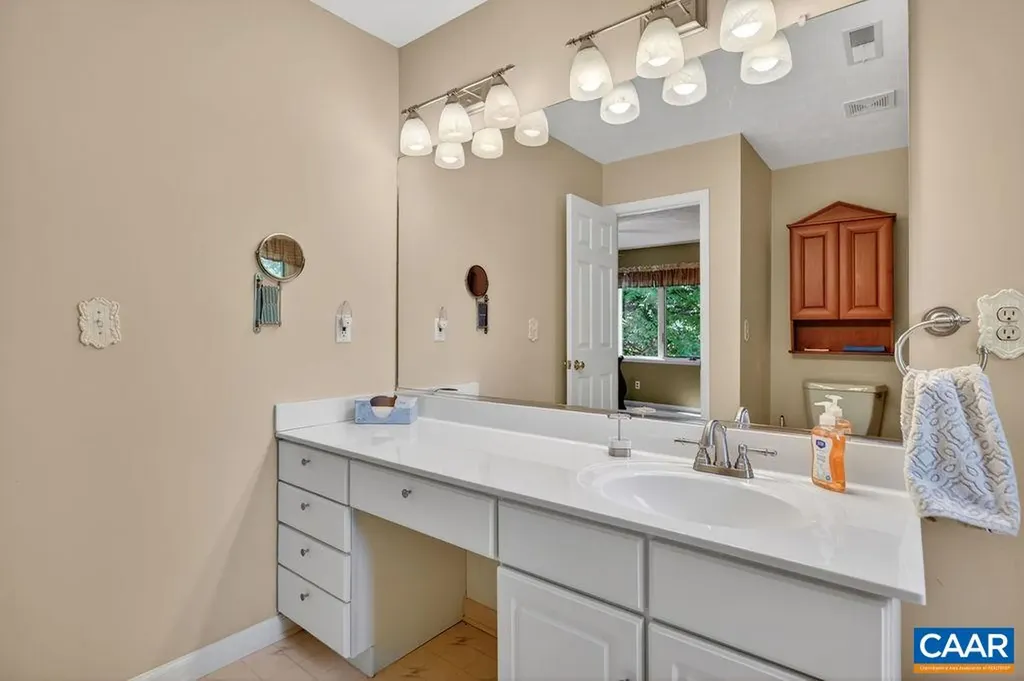 93 Honey Locust Lane Nellysford VA 22958