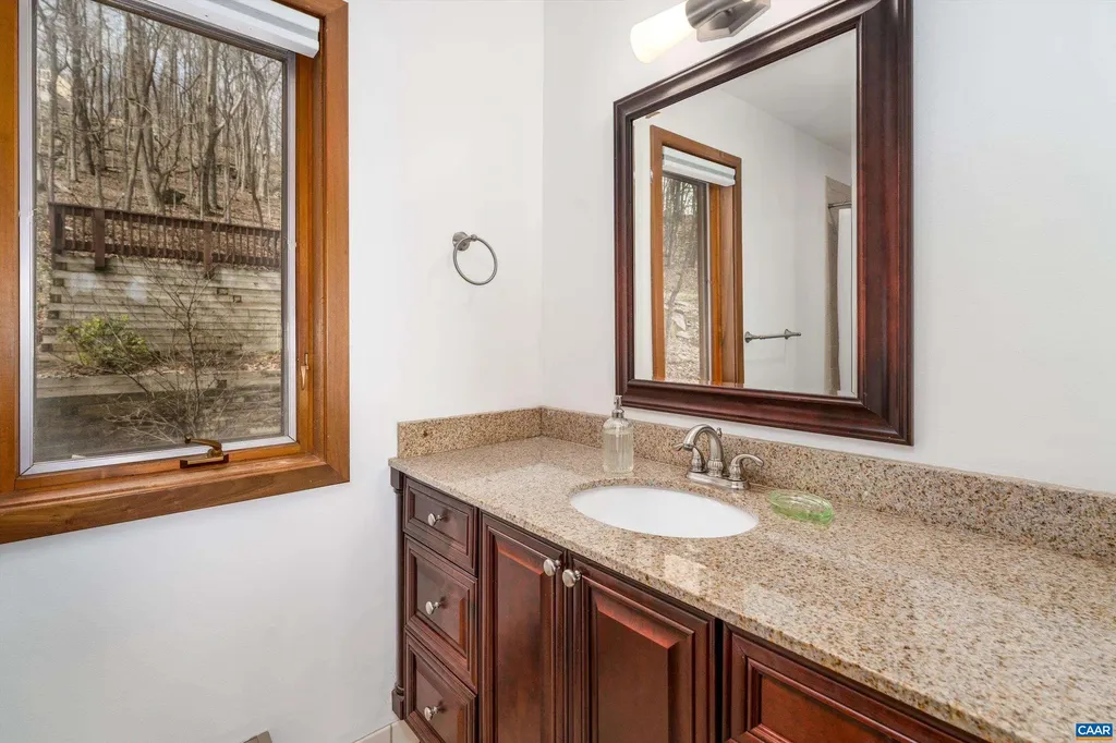 327 Crawfords Edge Roseland VA 22967