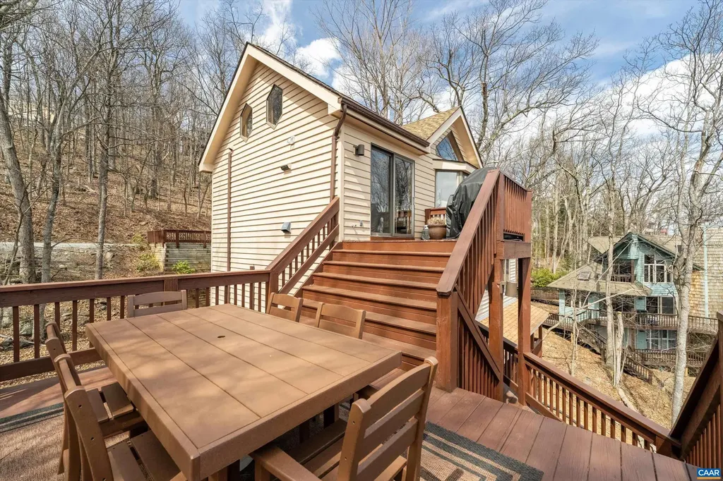 327 Crawfords Edge Roseland VA 22967