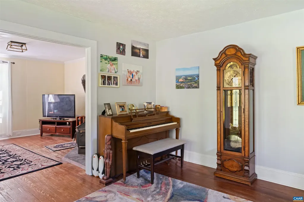 418 James River Road Scottsville VA 24590
