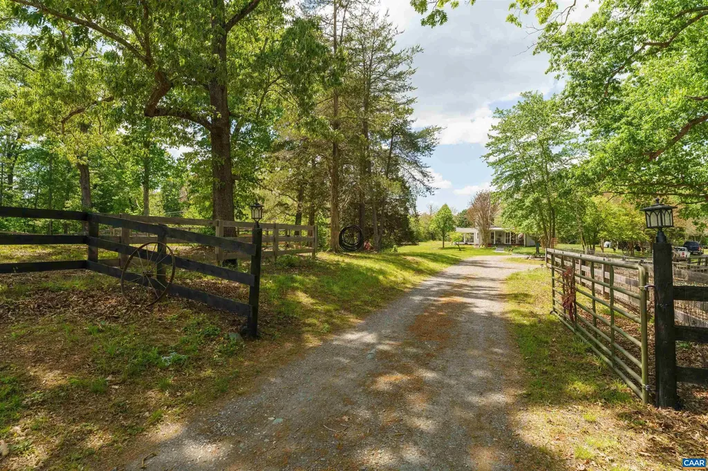 418 James River Road Scottsville VA 24590