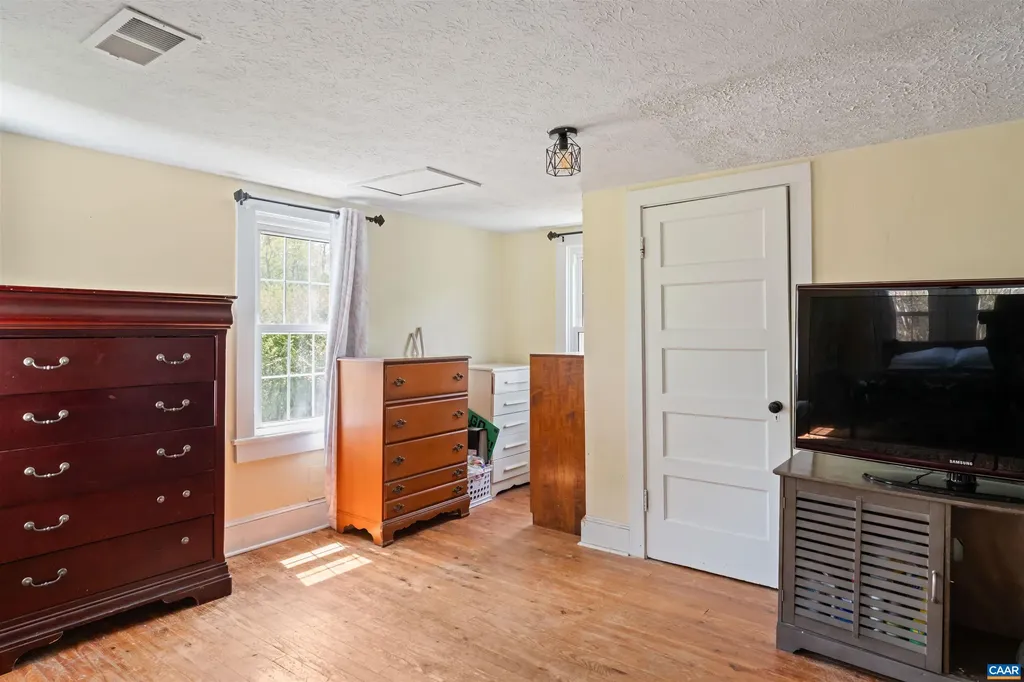 418 James River Road Scottsville VA 24590