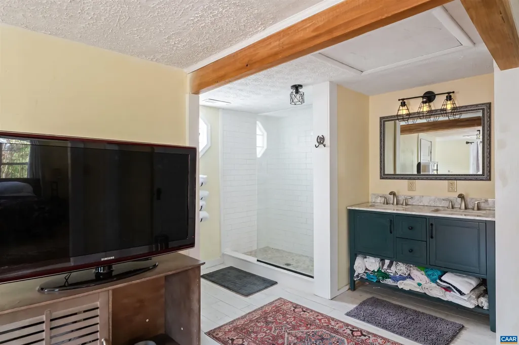418 James River Road Scottsville VA 24590