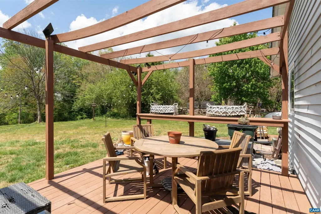 418 James River Road Scottsville VA 24590