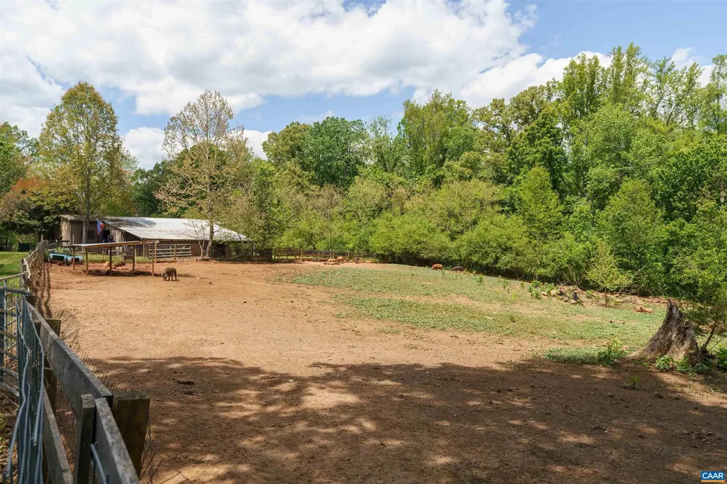 418 James River Road Scottsville VA 24590