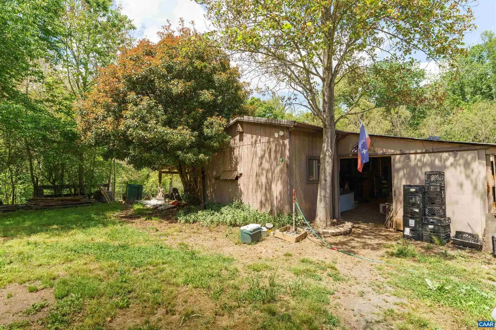 418 James River Road Scottsville VA 24590