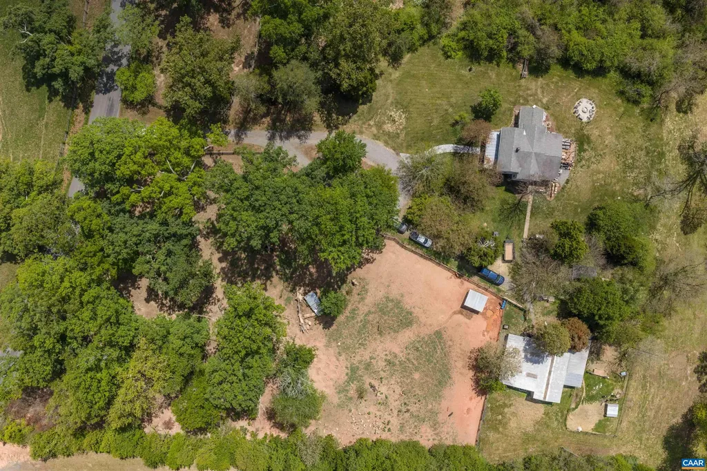 418 James River Road Scottsville VA 24590