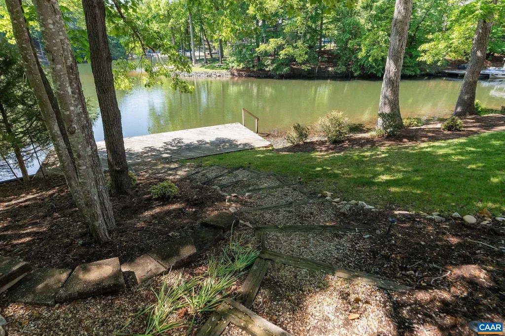 21 Amethyst Road Palmyra VA 22963