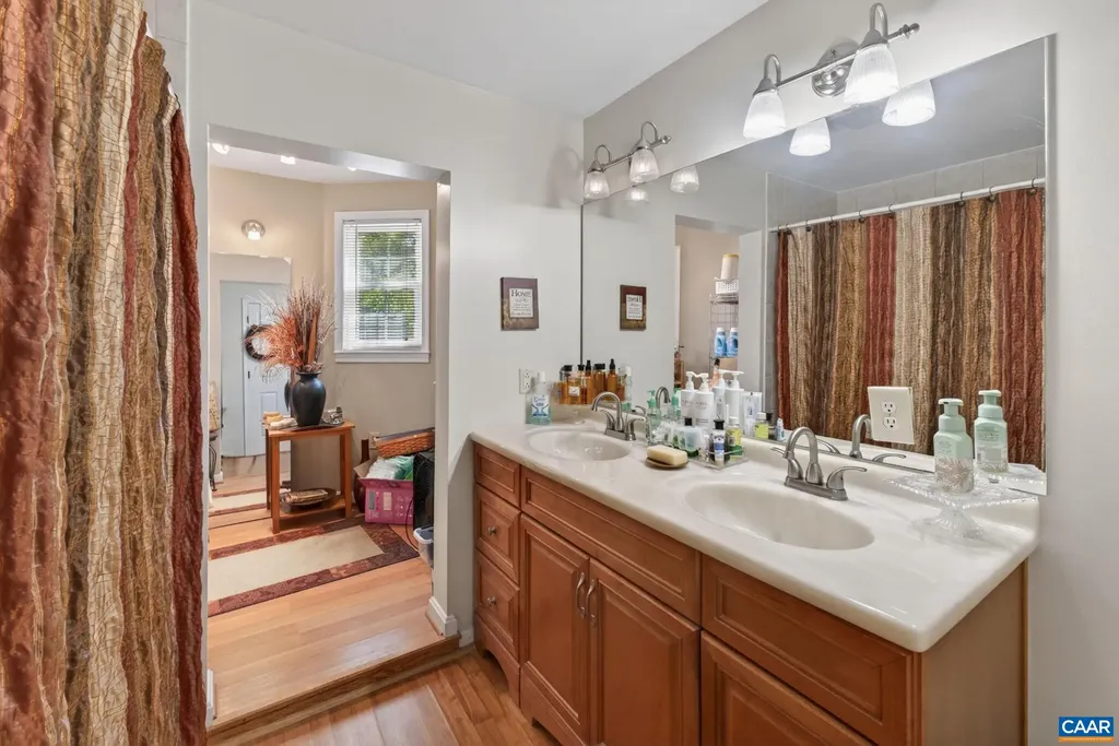 28 Ridgeway Farm Court Keswick VA 22947