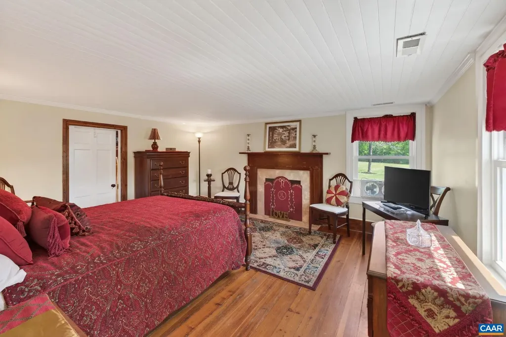 28 Ridgeway Farm Court Keswick VA 22947