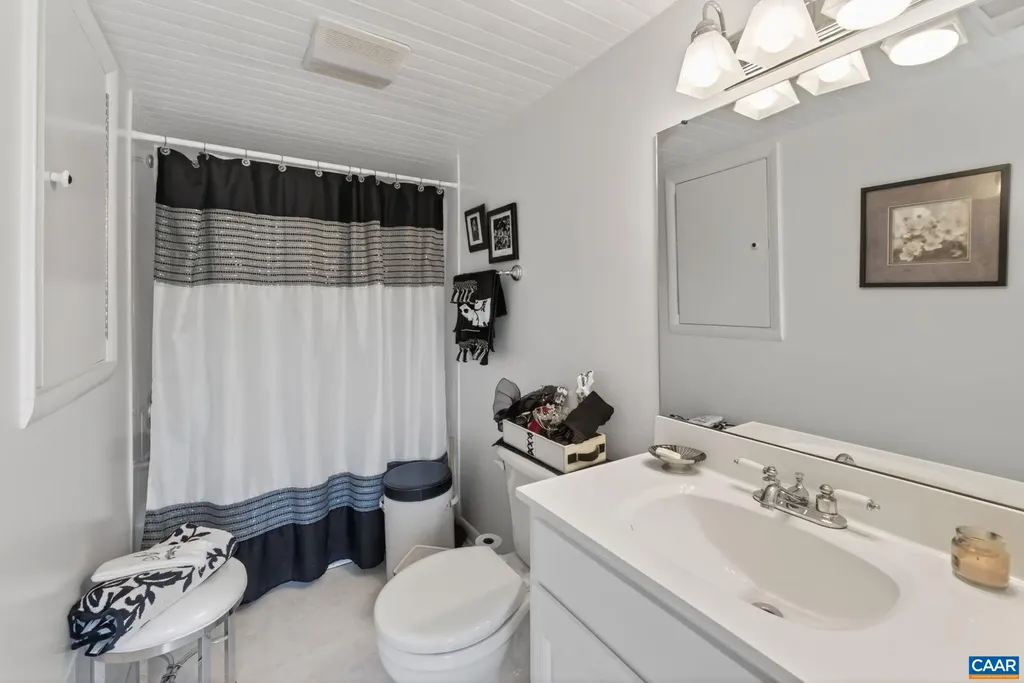 28 Ridgeway Farm Court Keswick VA 22947