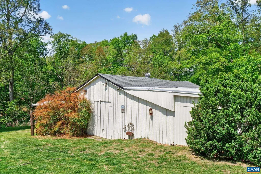 28 Ridgeway Farm Court Keswick VA 22947