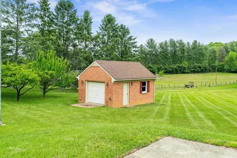32 Henkel Road Waynesboro VA 22980