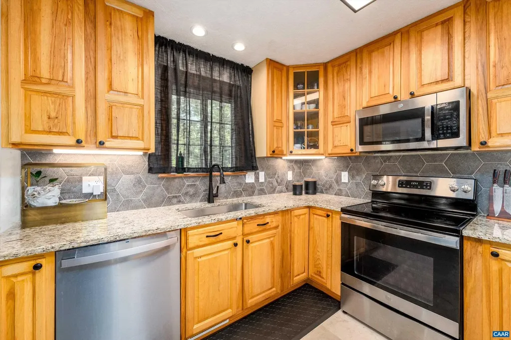 18 Seminole Trail Palmyra VA 22963