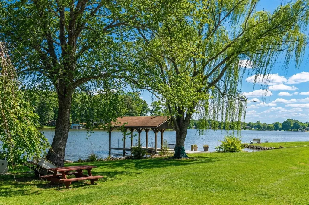 1743 Lakeshore Drive N Louisa VA 23093