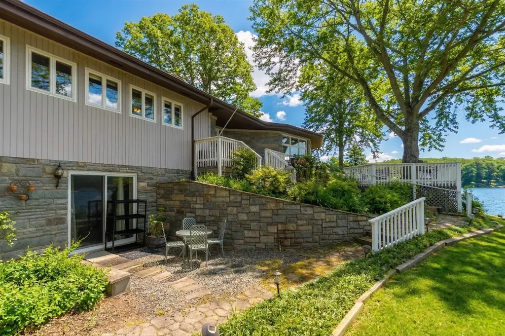 1743 Lakeshore Drive N Louisa VA 23093