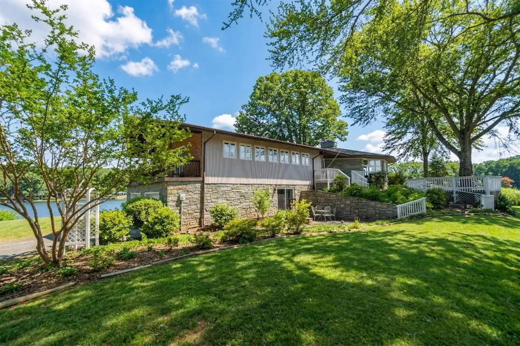 1743 Lakeshore Drive N Louisa VA 23093