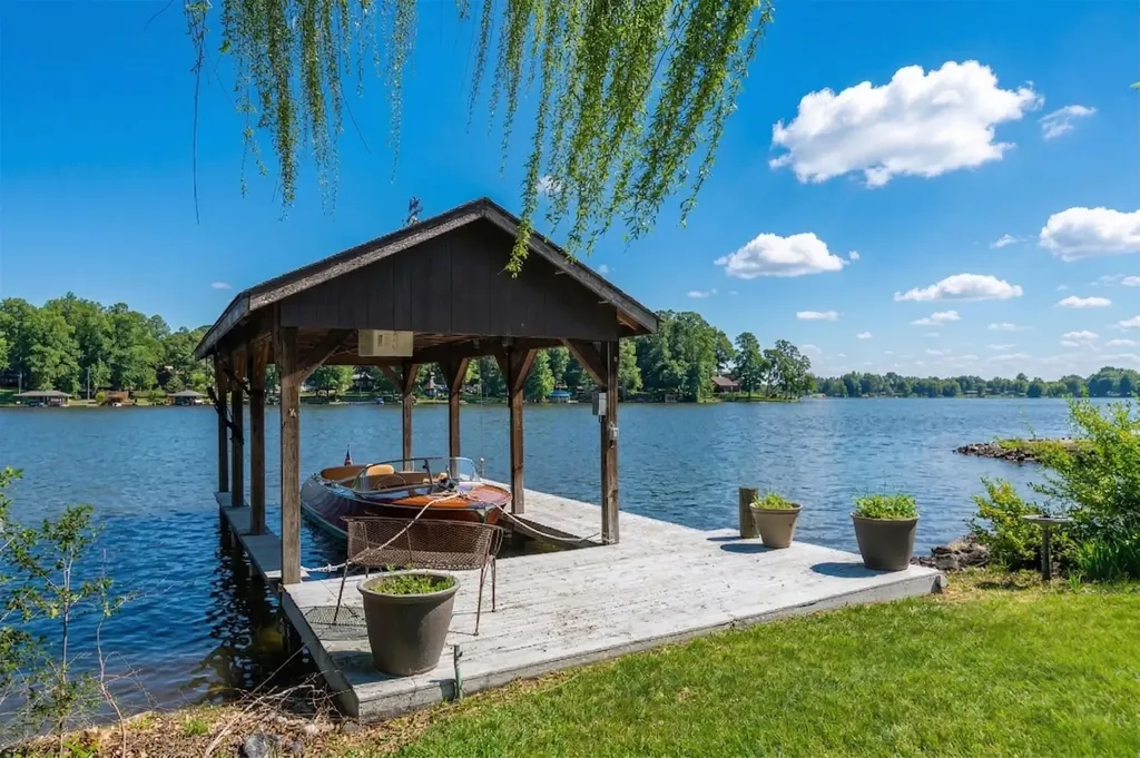 1743 Lakeshore Drive N Louisa VA 23093