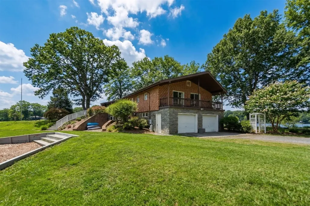 1743 Lakeshore Drive N Louisa VA 23093