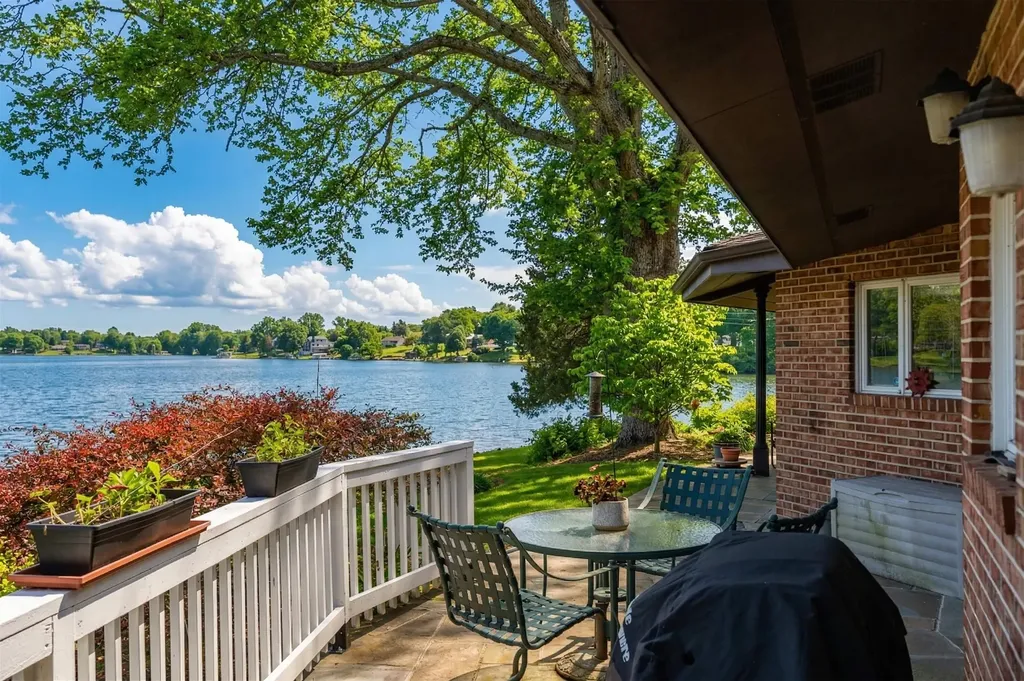 1743 Lakeshore Drive N Louisa VA 23093