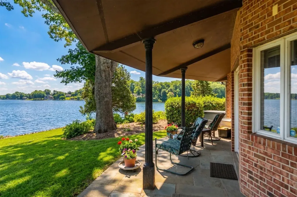 1743 Lakeshore Drive N Louisa VA 23093