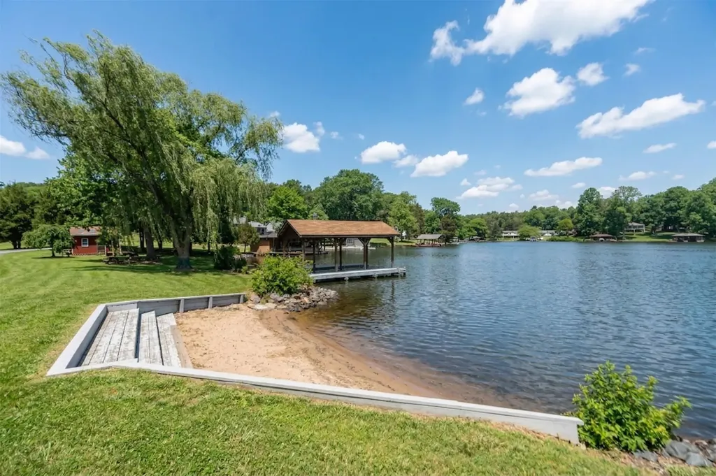 1743 Lakeshore Drive N Louisa VA 23093