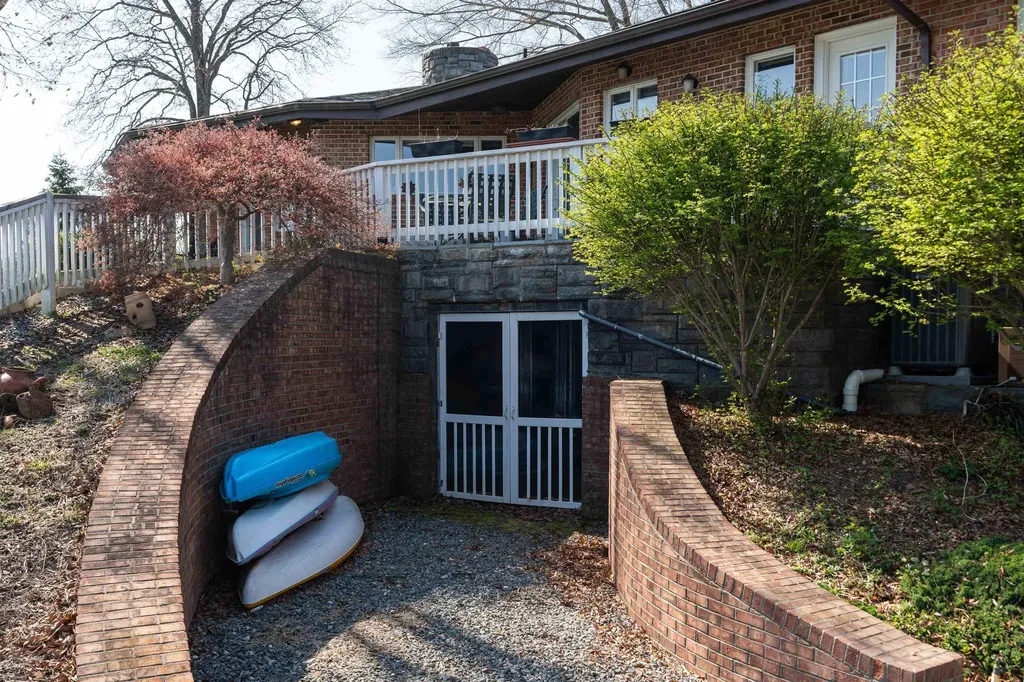 1743 Lakeshore Drive N Louisa VA 23093