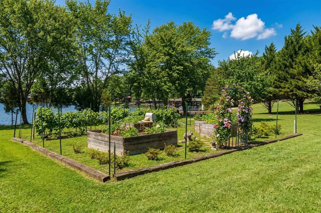 1743 Lakeshore Drive N Louisa VA 23093