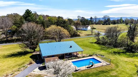 22 Oak Ridge Lane Staunton VA 24401