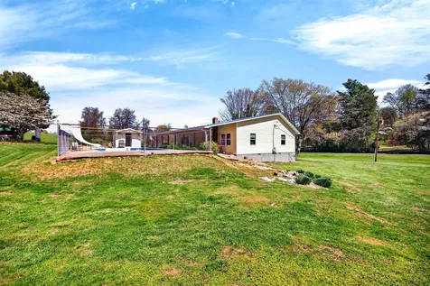 22 Oak Ridge Lane Staunton VA 24401