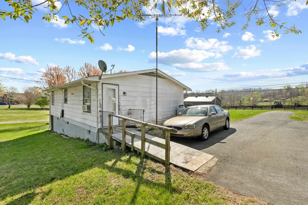 8688 Brooksville Road Greenwood VA 22943