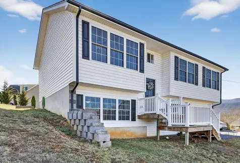 235 Locustdale Loop Shenandoah VA 22849