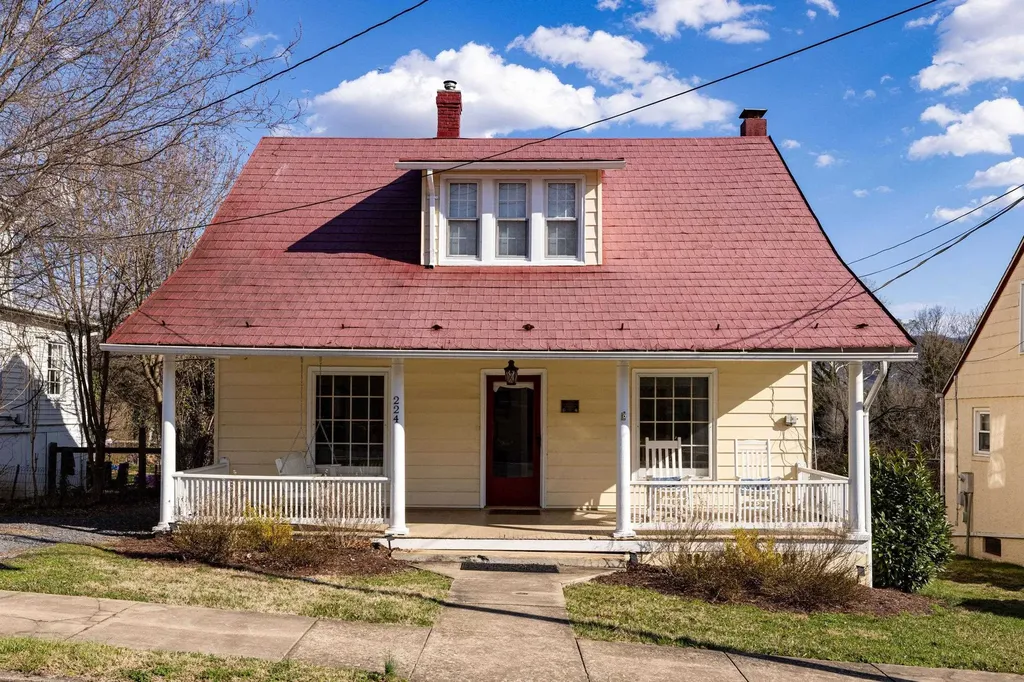 Woodstock VA, 224 Church Street N