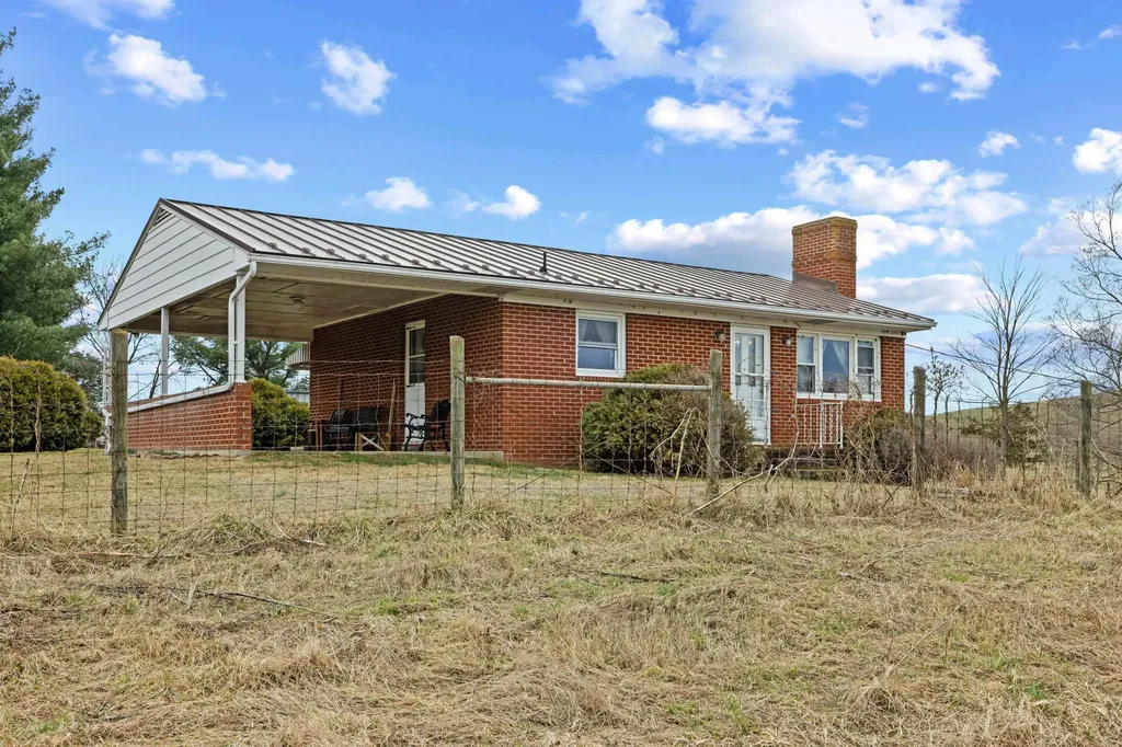 3493 Zion Church Road Broadway VA 22815