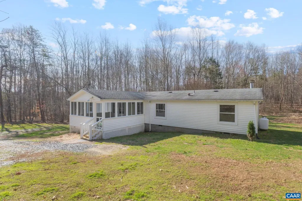 11527 Constitution Route S Scottsville VA 24590