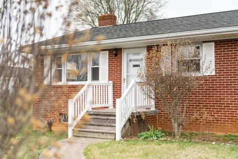 208 George Street Staunton VA 24401