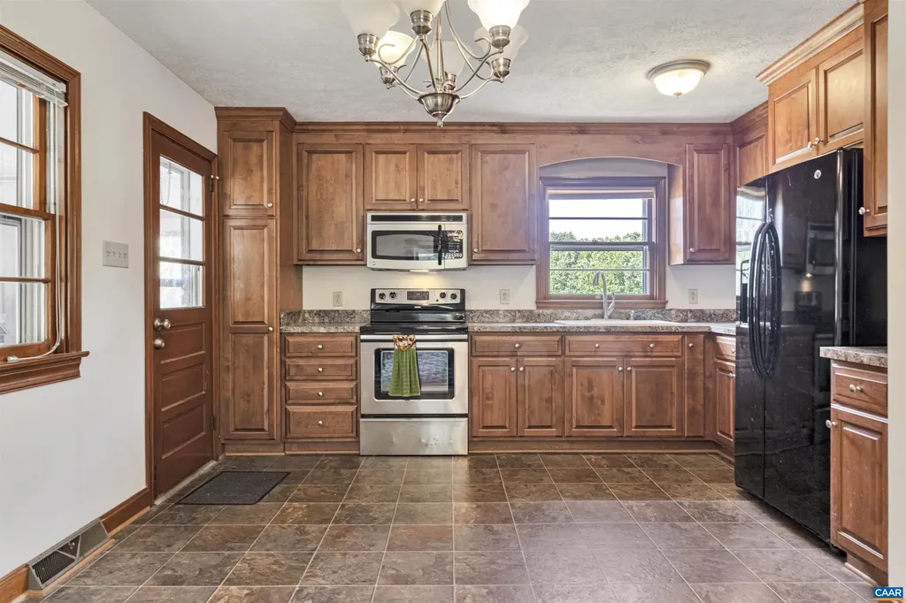 712 Fredericks Hall Road Bumpass VA 23024