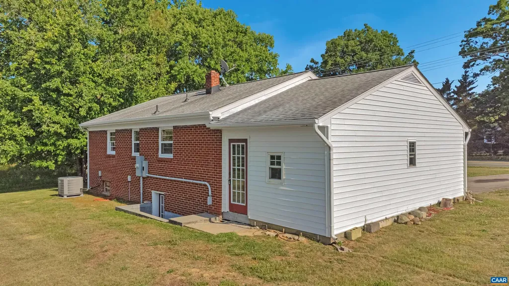 712 Fredericks Hall Road Bumpass VA 23024