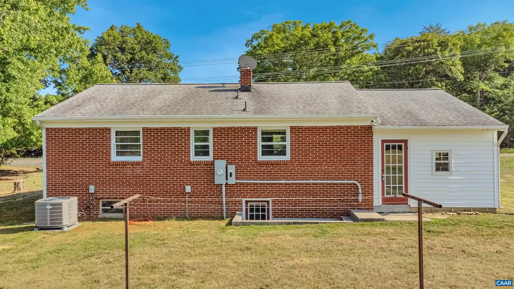 712 Fredericks Hall Road Bumpass VA 23024